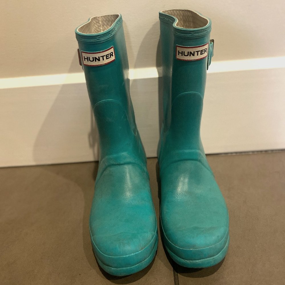 Hunter short teal boots size 9.